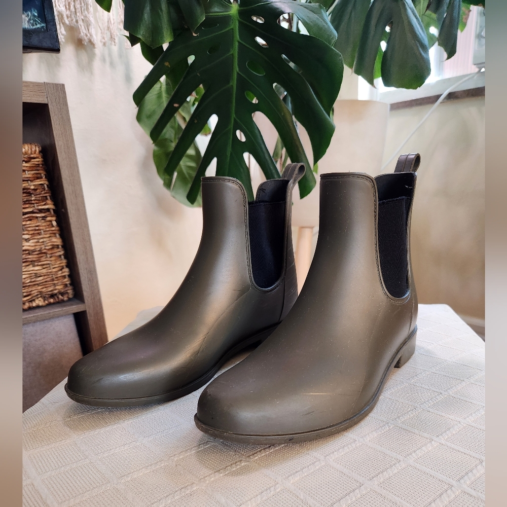 Stylish Women's Chelsea Boots - Olive Green